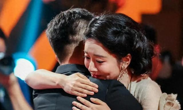 杨紫白玉兰后台拥抱黑衣男真相曝光,撕掉时尚绝缘体标签,揭秘娱乐圈华尔街之狼幕后操盘内幕