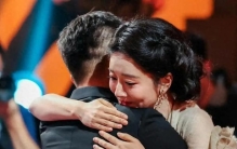 杨紫白玉兰后台拥抱黑衣男真相曝光，撕掉时尚绝缘体标签，揭秘娱乐圈华尔街之狼幕后操盘内幕