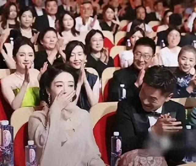 杨紫获奖全场破防!梅婷胡歌激动起身,内娱最纯群像曝光