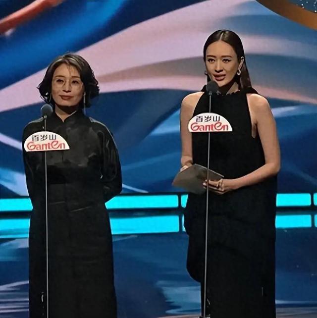 杨紫台上泪崩,搂紧奖杯副乳都挤出来了,身边突现一男人摸脸安慰