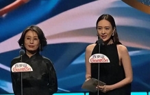 杨紫台上泪崩，搂紧奖杯副乳都挤出来了，身边突现一男人摸脸安慰