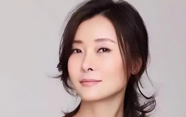 51岁将门千金柯蓝:拒婚黄志忠,被李亚鹏辜负,她活成娱乐圈最清醒的“狠人”