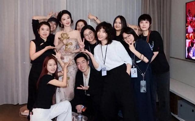 杨紫白玉兰庆功宴人脉曝光,为何半个娱乐圈为她撑腰,真相竟如此现实