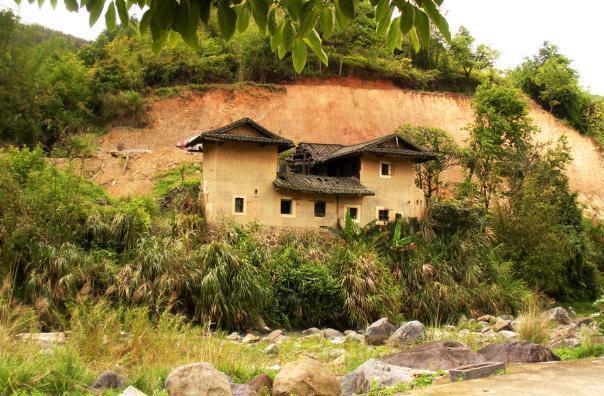 福建一村子延续百年怪风俗:男人生前统一姓“杨”,死后族谱全部改姓“辛”背后缘由揭秘