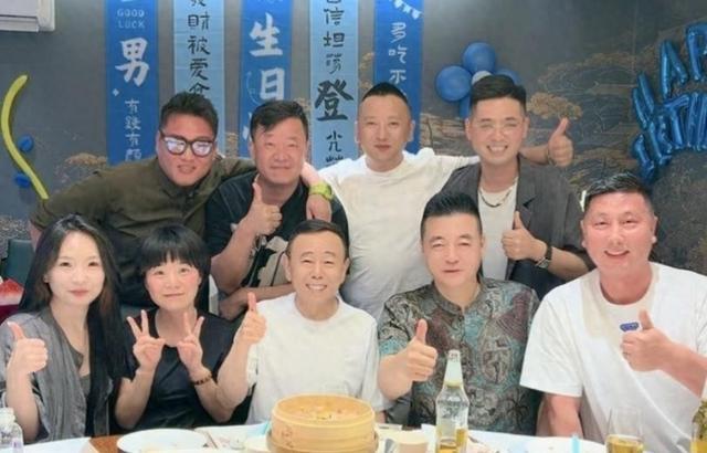 没有山珍海味无巨星站台,潘长江生日宴,揭开娱乐圈最现实的一面