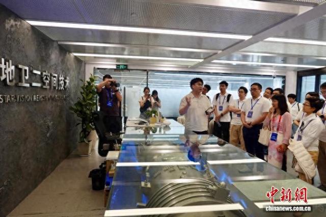 港澳青年走进浙江杭州卫星企业 近距离探索宇宙奥秘