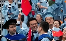 西方也很纳闷，明明精英都往美国跑，为什么中国却反而越来越强？