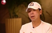 冯小刚导演在一次访谈录里，谈起周星驰，满腹委屈和伤心，他批评周星驰：他是整个娱乐圈最不会做人，最不懂人情世故的人