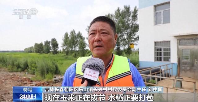 为保住全村收成 他纵身入水徒手清淤