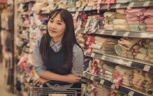 都说日内瓦是全球最贵可我在超市看见有人一件件放回篮子里