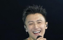 河南大哥递烟为何整懵谢霆锋？这波“硬核”操作背后，竟藏着娱乐圈最真实的人情冷暖！