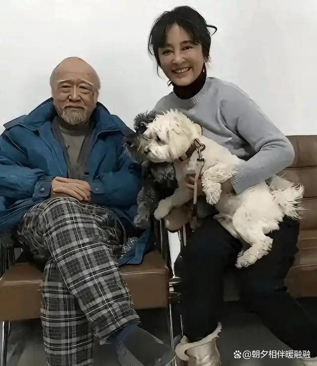 钱再多有啥用?李保田79岁近照曝光,住在凌乱旧屋里喝廉价水,拒绝千万代言的他活成了娱乐圈最清醒的人