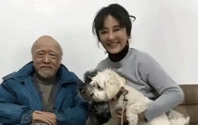 钱再多有啥用？李保田79岁近照曝光，住在凌乱旧屋里喝廉价水，拒绝千万代言的他活成了娱乐圈最清醒的人