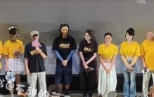 张雨绮包30场电影应援周星驰！穿紧身露脐装：胸大腰细没有妊娠纹