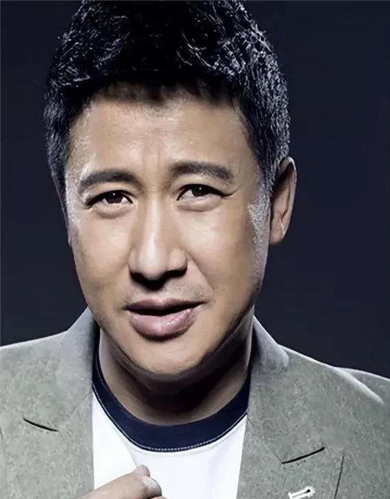嫌钱多?张国强摔合同那一刻,娱乐圈的“规矩”就该改写了