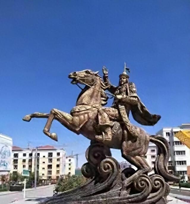 岳钟琪,清朝名将,甘肃永登人,那里是河西走廊上的重要军事据点,兵家必争之地,他出身将门,战功赫赫