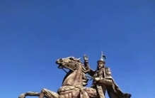 岳钟琪，清朝名将，甘肃永登人，那里是河西走廊上的重要军事据点，兵家必争之地，他出身将门，战功赫赫