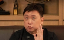 没想到，72岁成龙悼念谢贤，送别十几位好友，评论区出现荒唐一幕