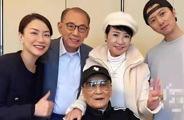 狄波拉强忍悲痛公开现身,被问及谢贤两亿遗产是否留孙子,拉姑含泪亲口确认