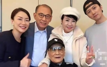 狄波拉强忍悲痛公开现身，被问及谢贤两亿遗产是否留孙子，拉姑含泪亲口确认