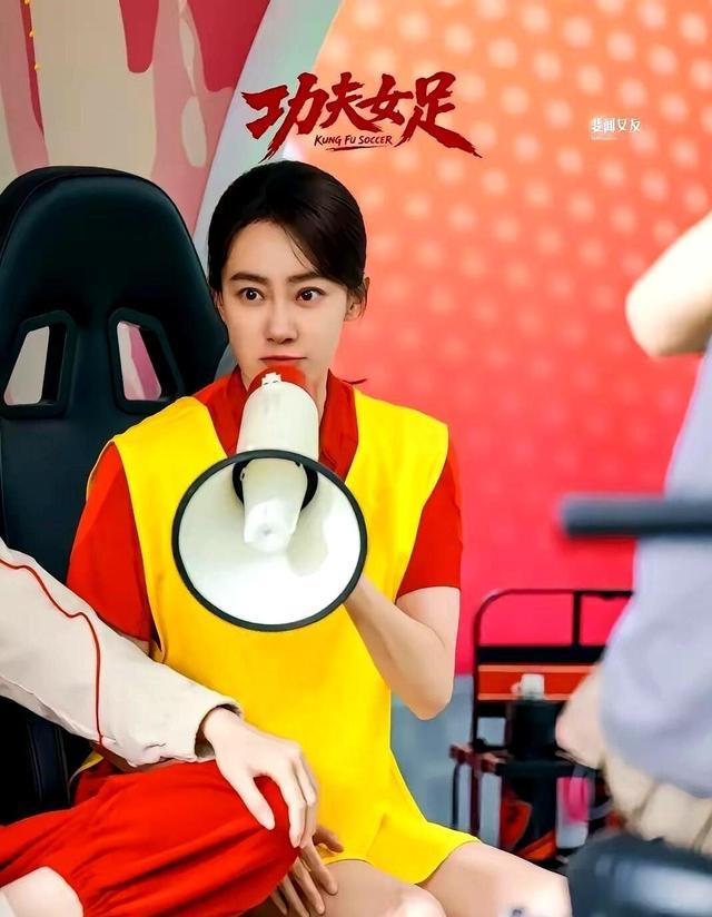 娱乐圈最狠一场豪赌:周星驰要她闭关半年素颜练球,原定女主一算账怕吃亏当场退出,过气女星张小斐却倒贴钱推掉所有工作硬上,结