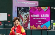 知名乒乓球评论员邓亚萍透露，全球最高水平的中国乒超联赛拒绝了35人的外援申请，一位外员都未接收，引发业内关注与争议