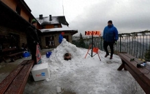 外国人少系列：波兰男子全身埋雪2小时，拿下雪地耐寒吉尼斯纪录