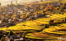 丽江深山隐秘村寨，上万古墓静卧山间，他留人奇特习俗你听过吗？