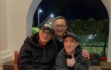 谢贤晚年家里一拨接一拨来人，成龙刘嘉玲王晶都晒合影，娱乐圈最值钱的不是红，是人还在就有人愿意登门