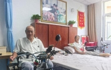 特写：唐山大地震截瘫伤员：坐着活下来，“站”起来生活