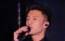 越上流的人越下流?演唱会落泪、公开护妻的谢霆锋,被儿子上了一课