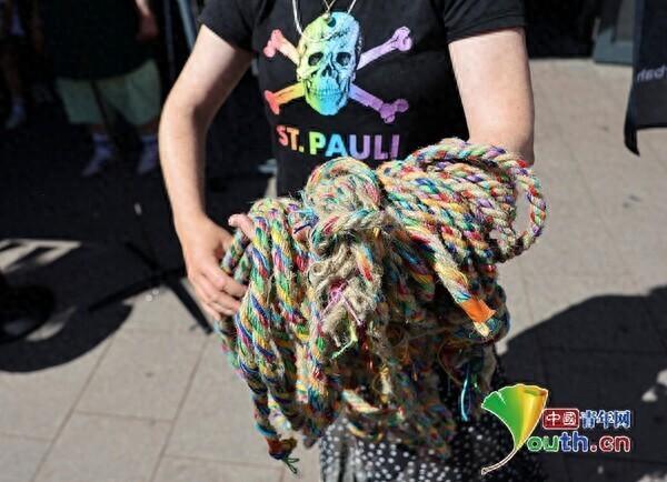 德国汉堡制作世界最长彩虹绳