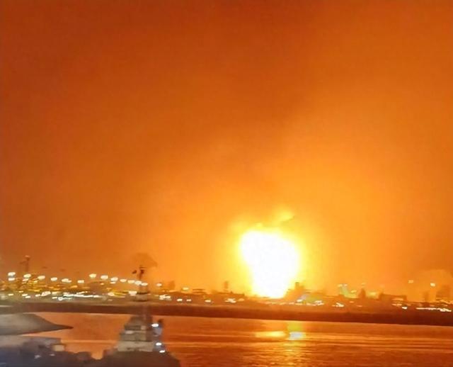 伊朗终于反击?沙特凌晨传爆炸声,美军眼睁睁世界最大炼油厂爆炸
