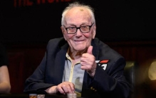 英国百岁老人玩扑克86年，成为世界最年长职业扑克玩家