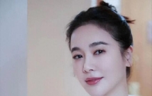 她16岁被姜文带进娱乐圈，风流成性，绯闻多如雪花 如今女儿也火了