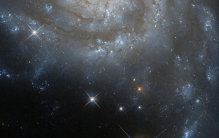 天文学家发现了宇宙中最亮的光点，并用韦伯望远镜进行了拍摄