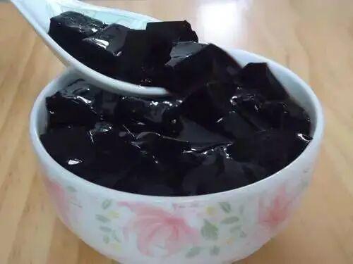 这种小时候最喜欢喝的植物胶冻,北港闽南话叫“乒抛”