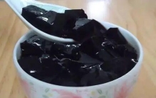 这种小时候最喜欢喝的植物胶冻，北港闽南话叫“乒抛”