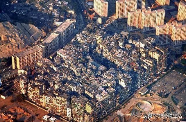 香港九龙寨城老照片：曾是最肮脏邪恶之地，警察不敢进