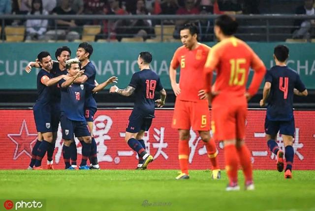 历史性尴尬!时隔22年,泰国世界排名反超国足,跌至亚洲第14