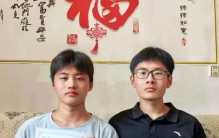 郑州大学迎12对双胞胎新生，其中两对高考只差1分