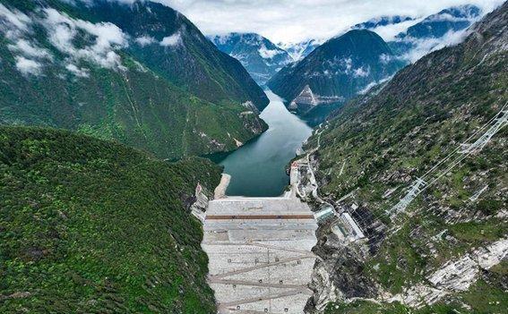 不用一块混凝土,中国再攀基建珠峰!比三峡还高134米,世界第一高坝为何用石头堆?