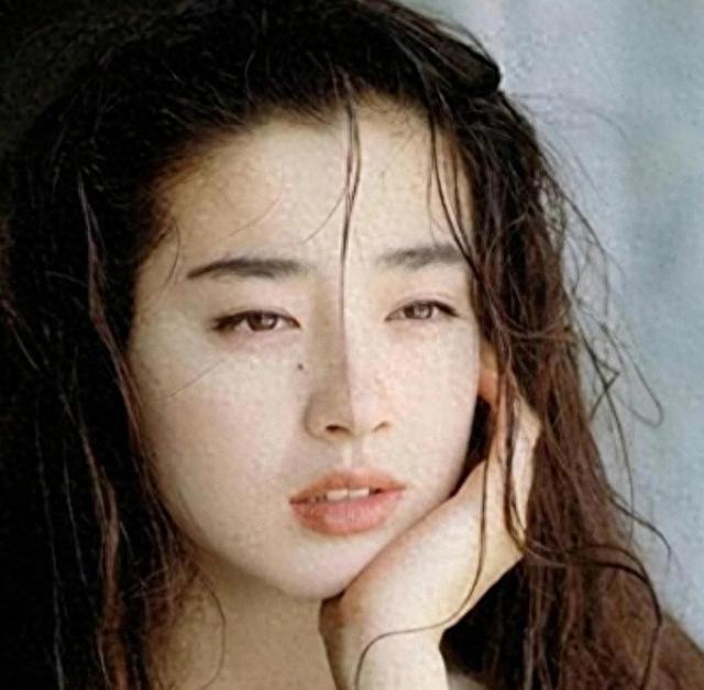14岁走进了镜头前,17岁拍全裸写真,受摆布半生,如今怎样了?