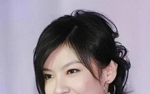 她号称港圈 “最渣女星” ，私生活复杂，十多年曾无缝衔接 17 个男友