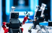 万元买台手机？荣耀Robot Phone首销前夜，谁在等答案谁在等笑话