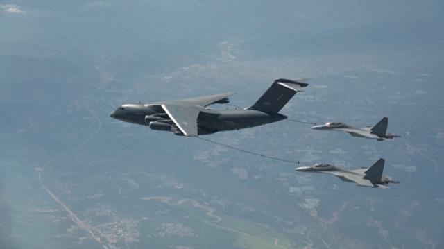 官方实拍:运油20A给歼16空中加油,中国空军9小时飞抵埃及