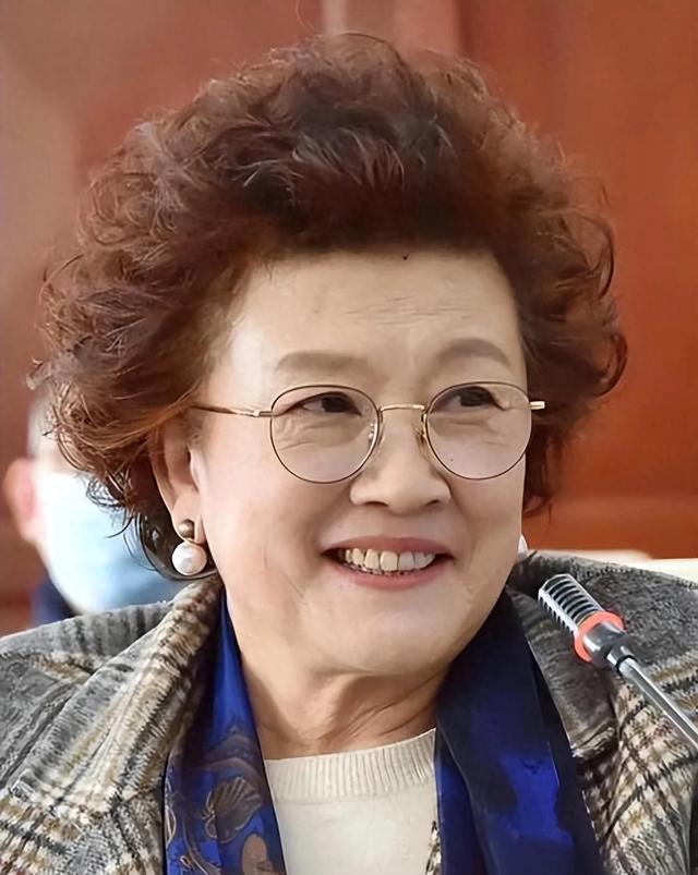 75岁宋春丽无房、无衰老暮气!半生遗憾活成娱乐圈最高级的圆满