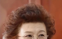 75岁宋春丽无房、无衰老暮气！半生遗憾活成娱乐圈最高级的圆满