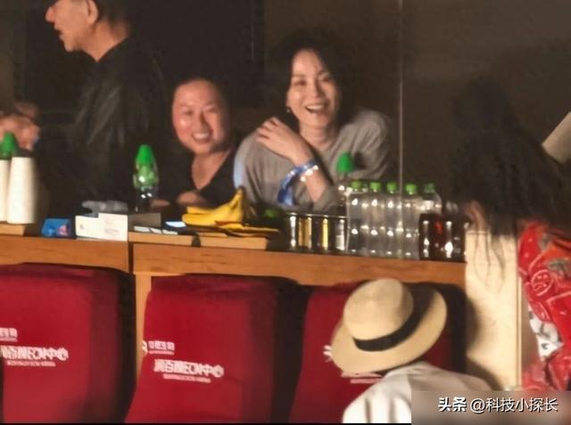 王菲坐在包厢里,被叫作28年的娱乐圈江湖中的真正朋友才会这样做
