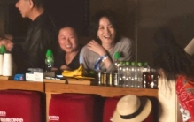 王菲坐在包厢里，被叫作28年的娱乐圈江湖中的真正朋友才会这样做